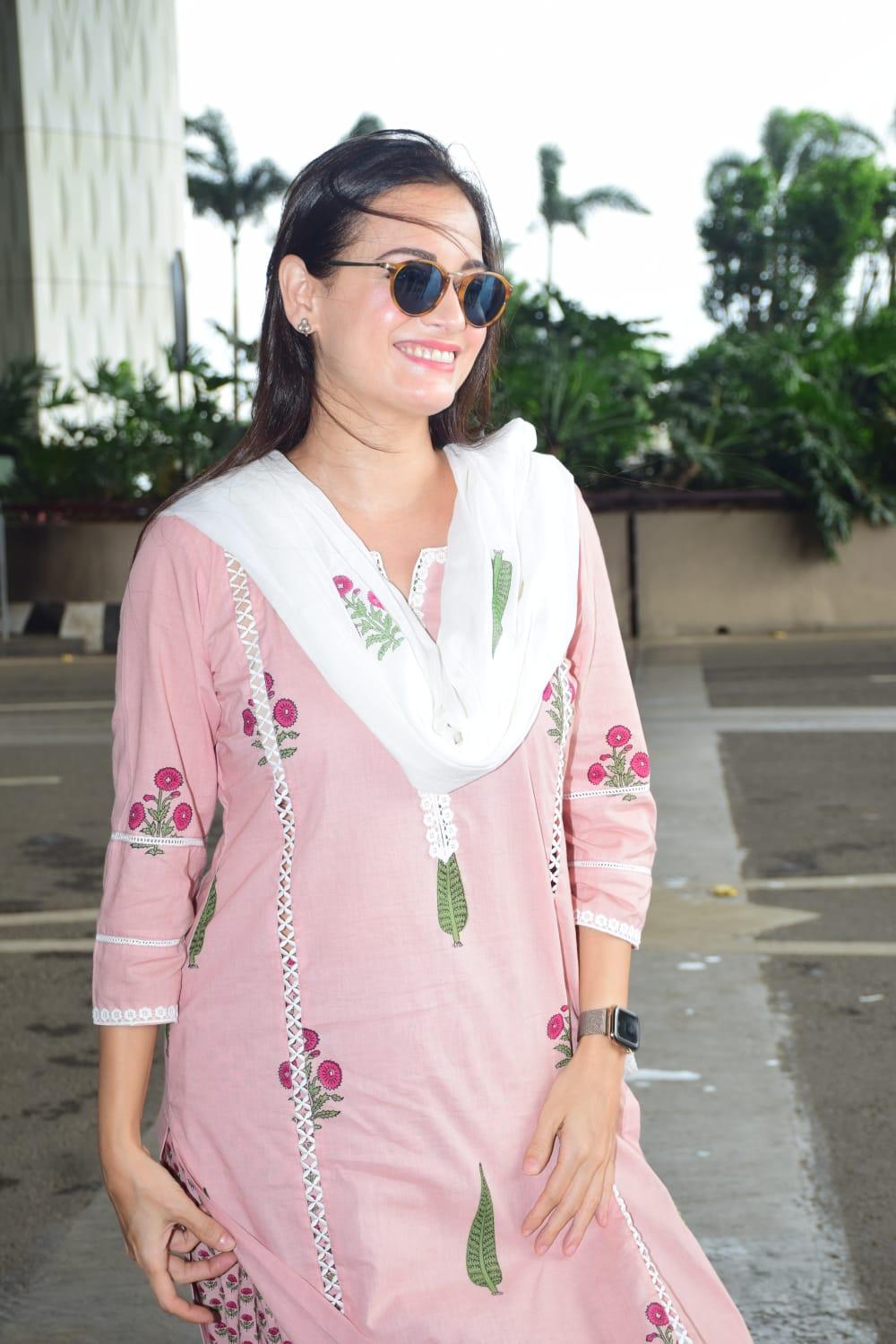 Dia Mirza was spotted at the airport in a desi avatar. She wore a pink cotton salwar suit with a white dupatta. She looked cute and glamorous. 